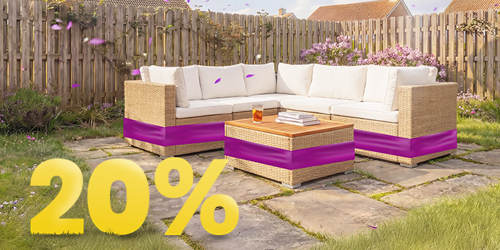 Conjunto de sofá rinconero de ratán para jardín con cojines beige y mesa de madera en patio soleado, rodeado de flores y valla de madera, con banner de promoción de primavera 20%.
