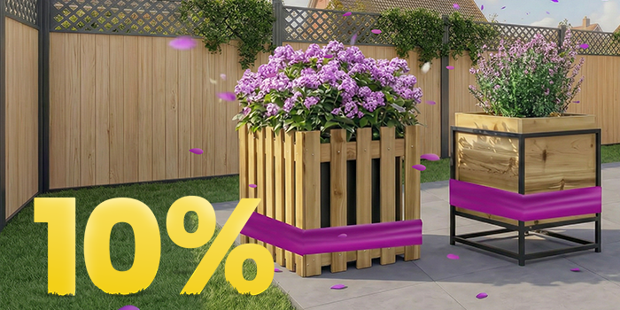 Jardineras de madera con flores moradas en flor en patio soleado, con banner de promoción de primavera 10%.