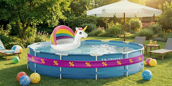 Piscina con piscina bebé unicornio encima, envuelta con cinta de descuento morado y amarillo, flotadores, tumbonas y sombrilla en el jardín. Haz clic para ver los productos de la oferta.