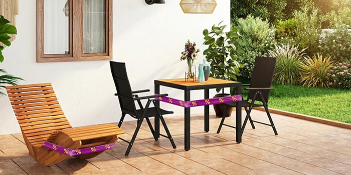 Tumbona de madera con efecto balancín y mesa negra con 2 sillas en una terraza, envueltos con cinta de descuento morada y amarilla. Haz clic para ver los productos de la oferta.