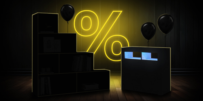 Muebles de almacenamiento modulares negros con globos negros frente a un letrero de porcentaje amarillo brillante sobre un suelo de madera oscura.