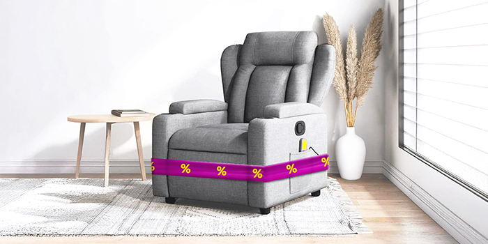 Butaca reclinable gris con cinta morada que muestra iconos de descuento, mesa de centro y jarrón en un salón decorado. Haz clic para comprar los productos en oferta.