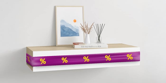 Estante flotante blanco con cinta morada que muestra iconos de descuento, con decoraciones en una habitación decorada. Haz clic para comprar los productos en oferta.