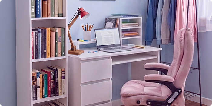 Zona de estudio moderna para estudiantes con escritorio blanco, silla de oficina ergonómica, portátil, librería, mueble de almacenaje y perchero en un dormitorio luminoso y ordenado, pensado para estudiar con comodidad y para el día a día de un estudiante.