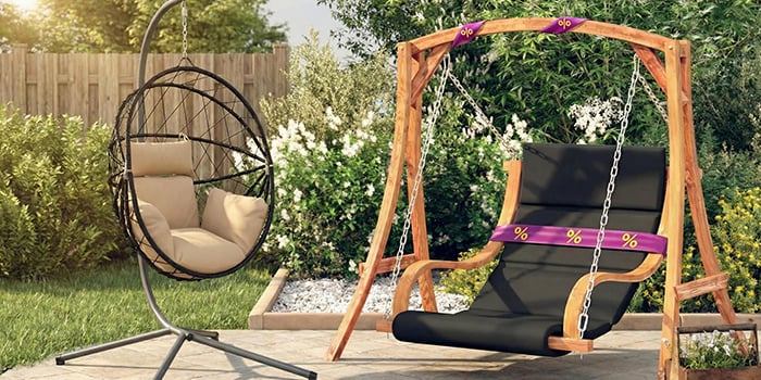 Cama colgante de madera envuelta en una cinta de descuento morada y amarilla y una silla colgante tipo huevo de metal en un patio, con flores y vegetación al fondo. Haz clic para ver los productos de la oferta.