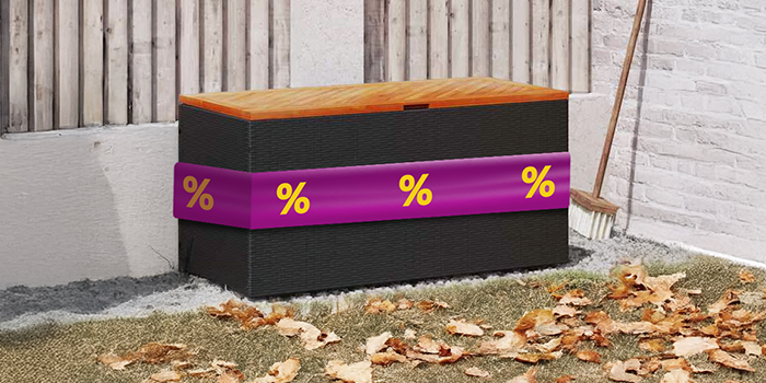 Caja de almacenamiento exterior negra con tapa de madera y cinta morada que muestra íconos de descuento, en un jardín. Haz clic para comprar los productos en oferta.