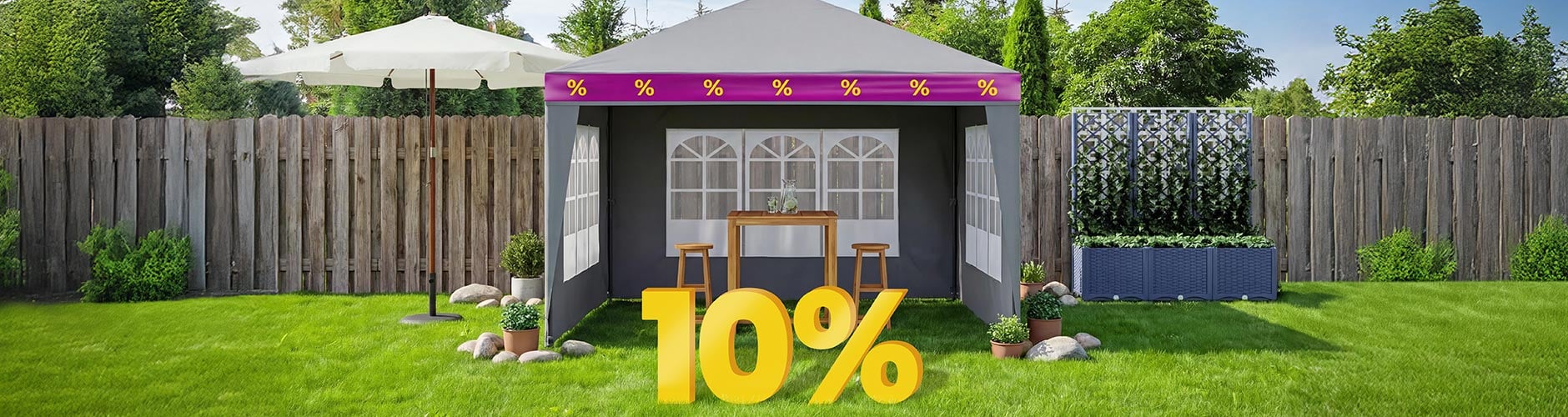 Tienda de fiesta envuelta con cinta morada y amarilla, con mesa de madera y 2 taburetes dentro, sombrilla, celosía con macetas y plantas en el jardín contra la valla de madera, con gran descuento del 10% al frente. Haz clic para ver los productos de la oferta.