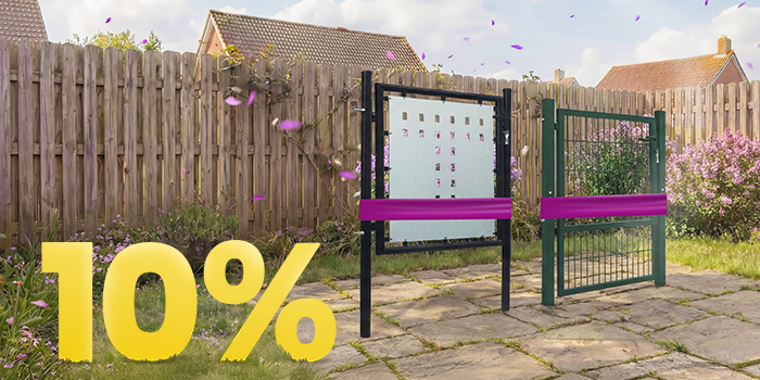 Puertas y paneles de valla metálicos modernos para jardín en patio soleado, con flores y valla de madera, con banner de promoción de primavera 10%.