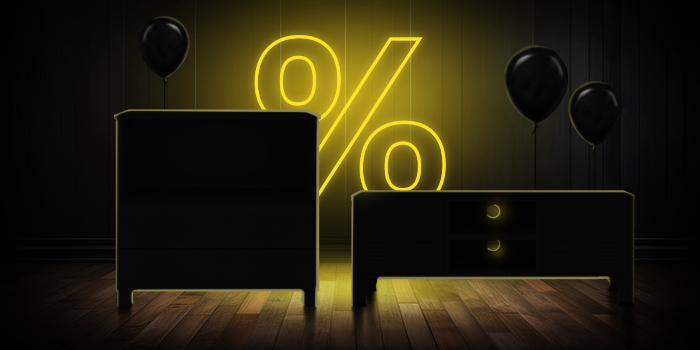 Cómoda y consola de TV negras con globos negros frente a un letrero de porcentaje amarillo brillante sobre un suelo de madera oscura.