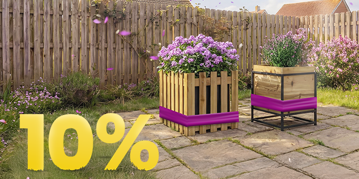 Jardineras de madera con flores moradas en flor en patio soleado, con banner de promoción de primavera 10%.