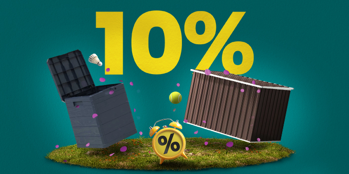 Banner con dos cajas de almacenamiento exteriores, alfombra, césped y despertador amarillo con texto amarillo grande '10%'.