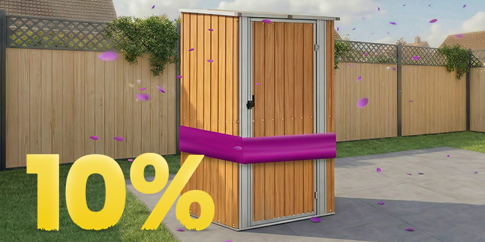 Caseta de jardín de madera bajo cenador en patio soleado, rodeada de flores y valla, con banner de promoción de primavera 10%.