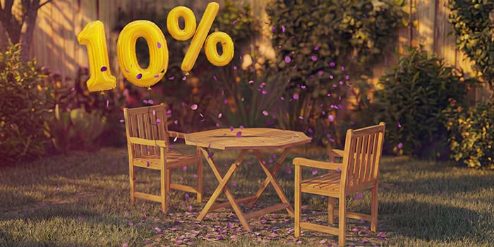 Mesa de comedor de madera para exterior con dos sillas a juego en un entorno de jardín, decorada con confeti rosa y globos dorados con «10 % de descuento», que destaca una oferta de temporada en muebles de comedor de exterior.