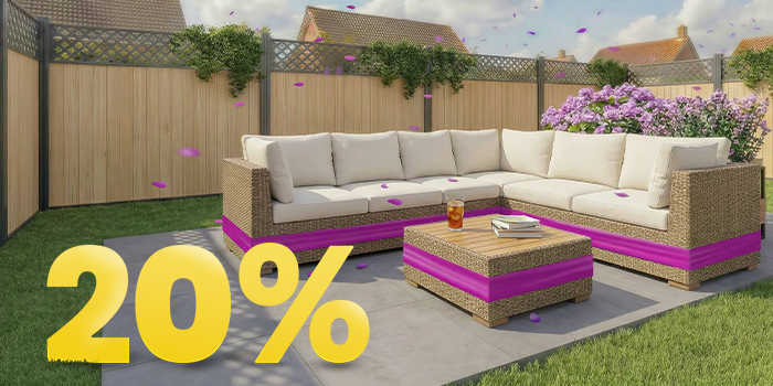 Conjunto de sofá rinconero de ratán para jardín con cojines beige y mesa de madera en patio soleado, rodeado de flores y valla de madera, con banner de promoción de primavera 20%.