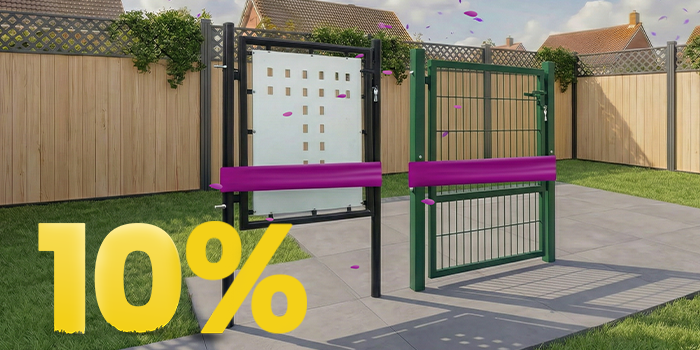 Puertas y paneles de valla metálicos modernos para jardín en patio soleado, con flores y valla de madera, con banner de promoción de primavera 10%.