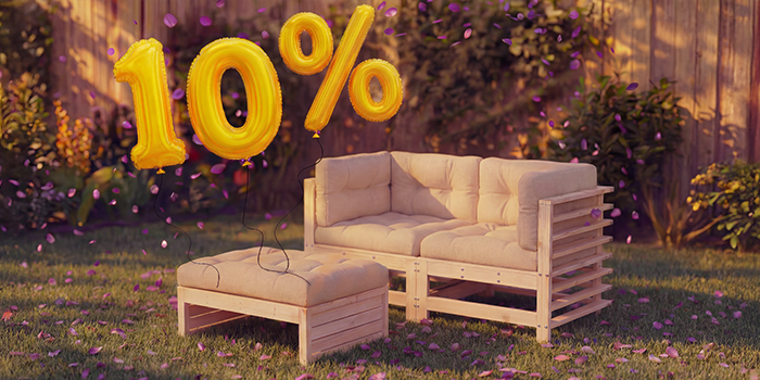 Sofá lounge de madera para exterior con cojines beige y otomana a juego en un entorno de jardín, rodeado de confeti rosa y globos dorados con «10 % de descuento», que destaca una venta de temporada en muebles de asiento para exterior.
