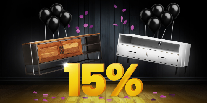 Consola de TV de madera y metal y consola de TV blanca con globos negros frente a un letrero amarillo brillante del 15% sobre un suelo de madera oscura.