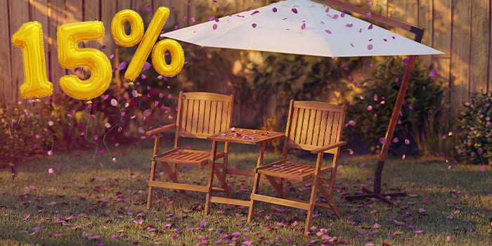 Dos sillas de madera para exterior con una pequeña mesa bajo una sombrilla de jardín, rodeadas de confeti rosa y globos dorados con «15 % de descuento», que destacan una venta de temporada de sombrillas y parasoles.